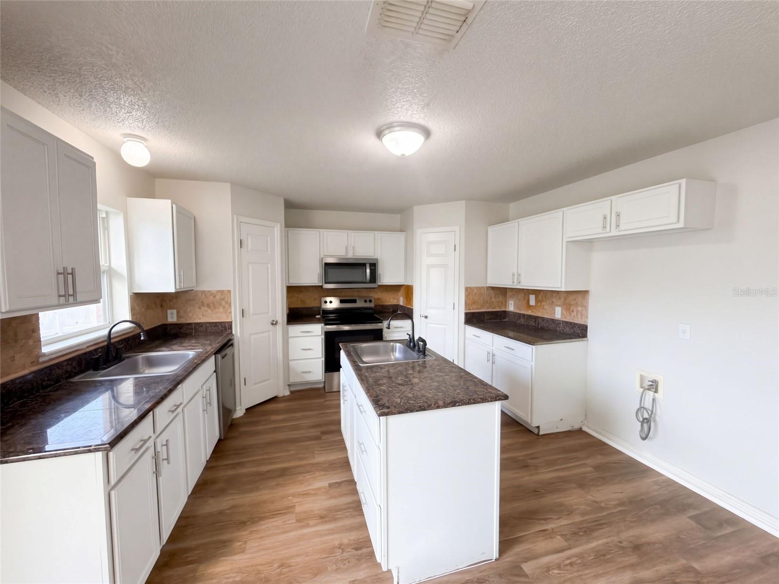 1818 SUPERIOR CT — photo 2