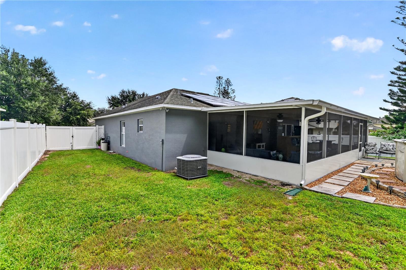1015 NAES LN — photo 3