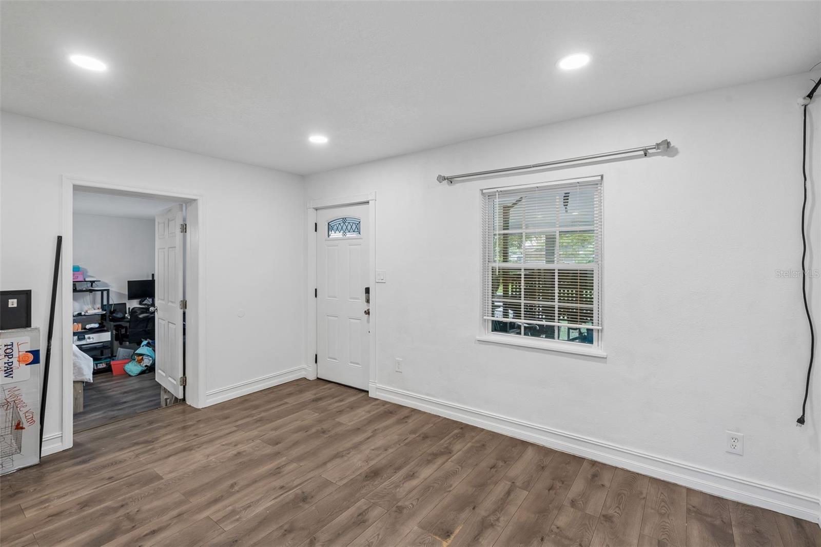 526 E JESSUP AVE — photo 2