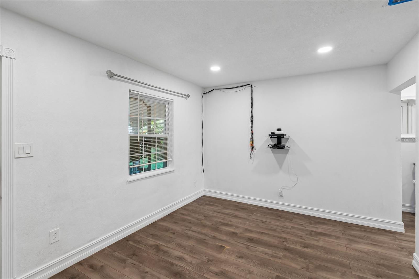 526 E JESSUP AVE — photo 3
