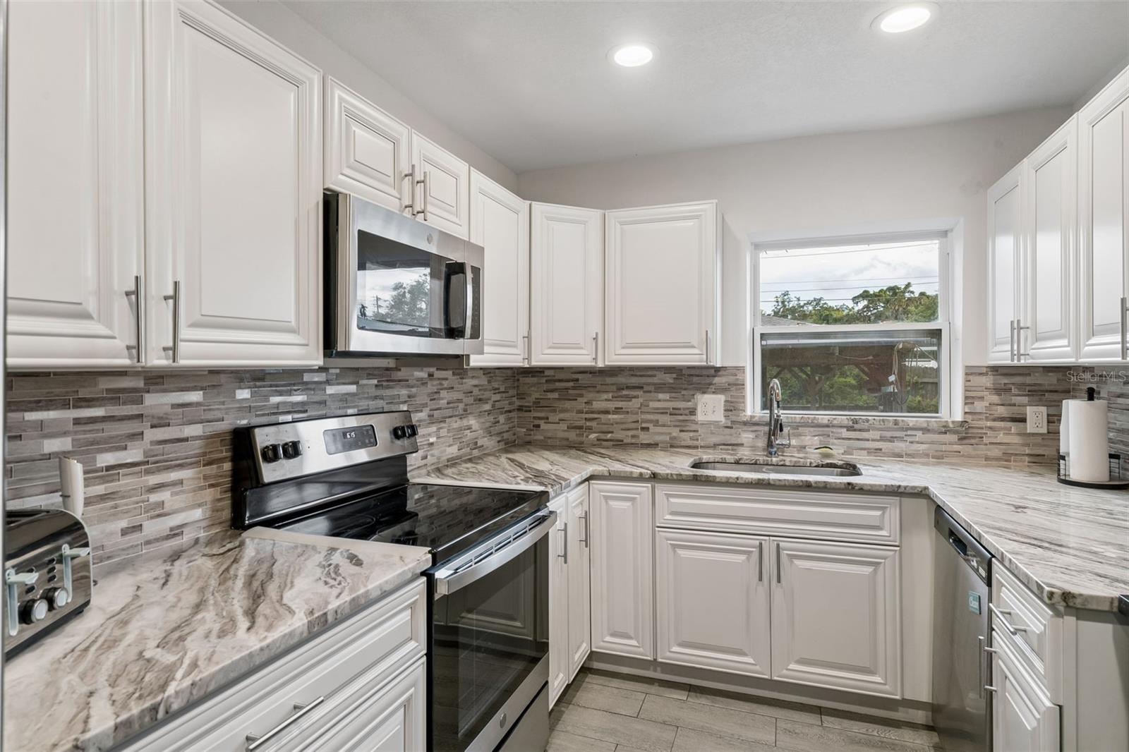 526 E JESSUP AVE — photo 4