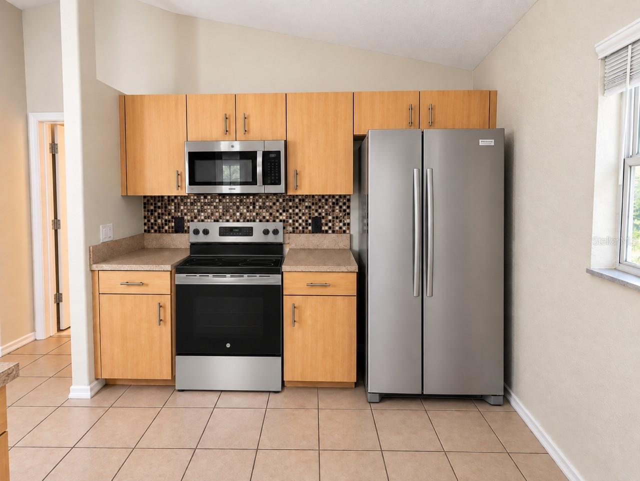 6184 HOLLYWOOD AVE — photo 2