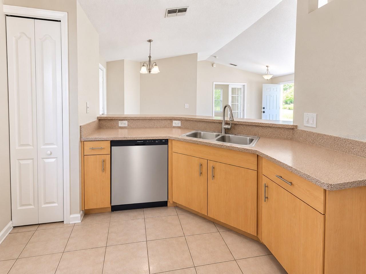 6184 HOLLYWOOD AVE — photo 3